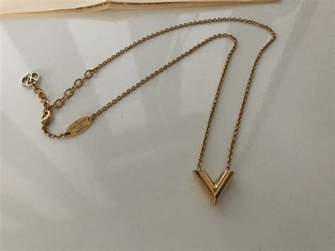 louis vuitton ketting v bestellen|Louis Vuitton essential v.